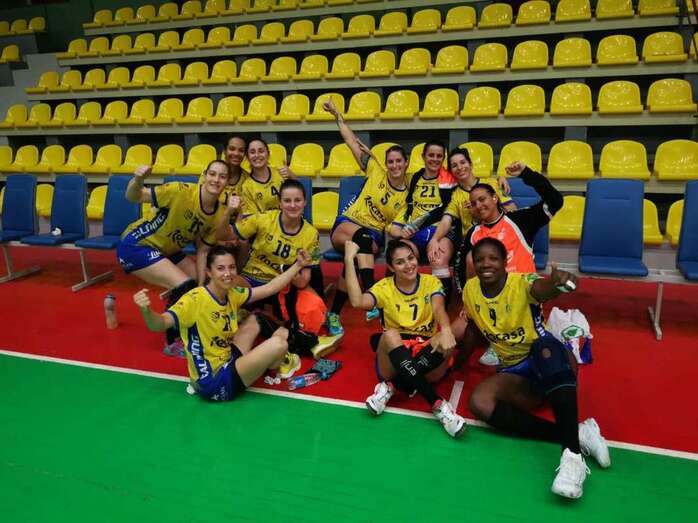 Las jugadoras del Rocasa festejan el triunfo (Foto TA)